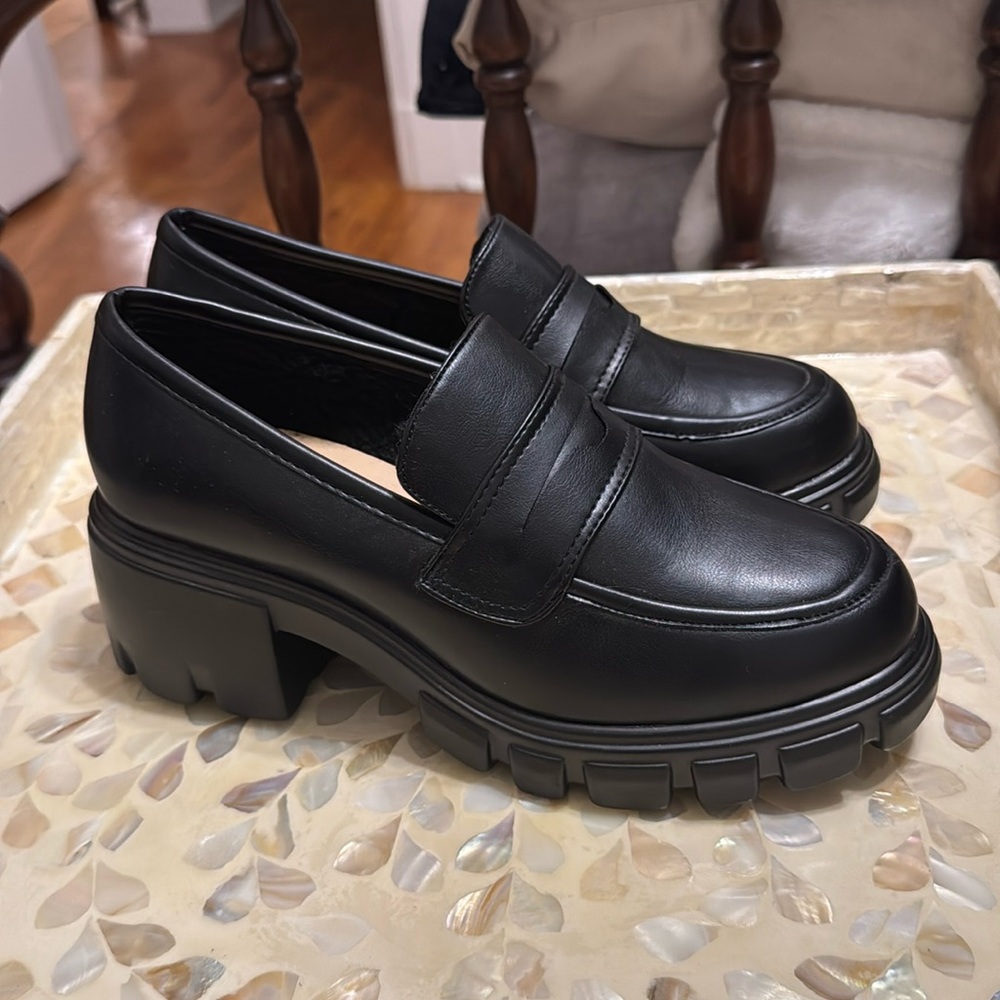 Black heeled loaferss